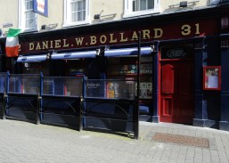 Teach Tabhairne Bollards